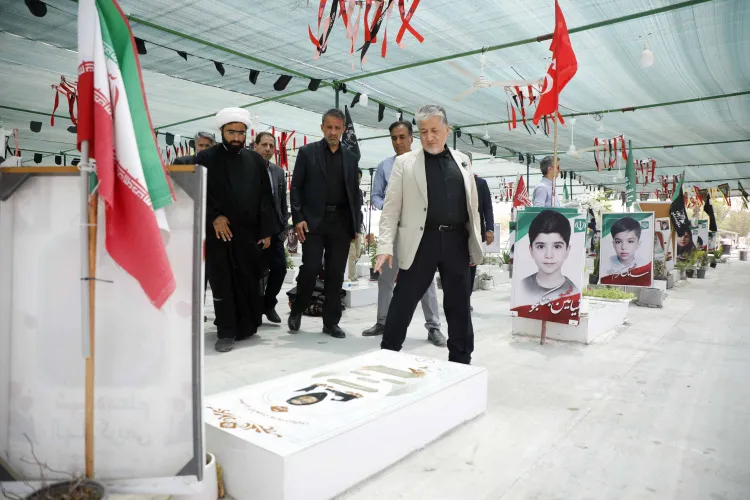 رئیس دانشگاه آزاد در میناب؛ ادای احترام به شهدا و حمایت از دانش‌آموزان